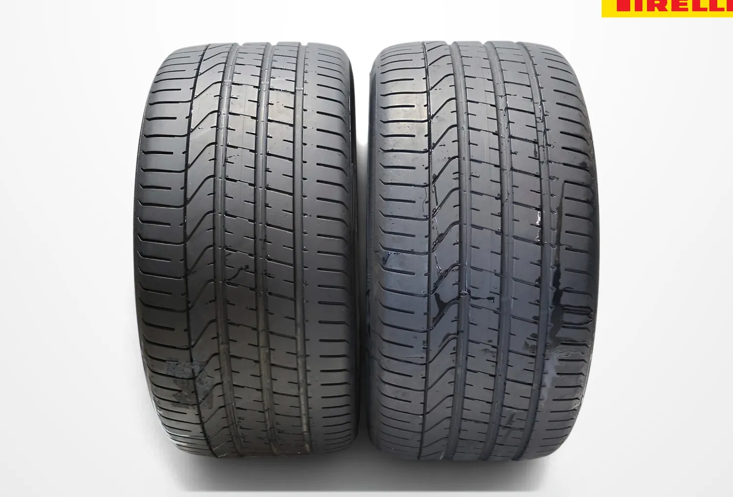 Pereche de anvelope Pirelli, fotografie de produs pe fundal curat