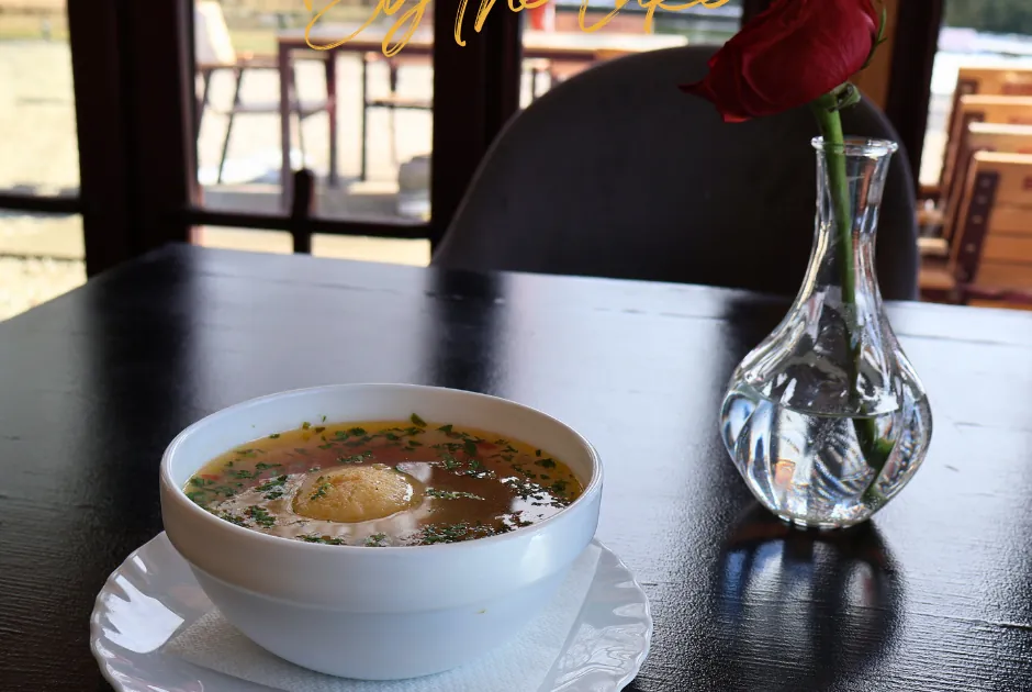 Farfurie cu supă, pe masa de lemn a restaurantului